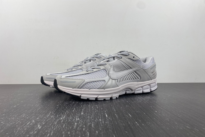 NIKE  Air Zoom Vomero  BV1358-001