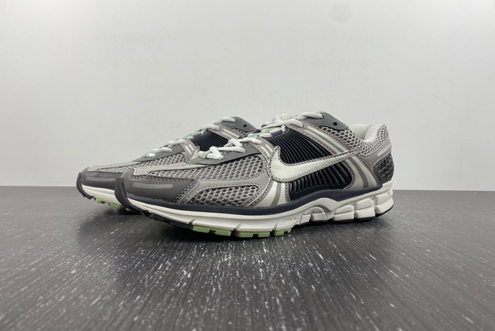 NIKE  Air Zoom Vomero  FB8825-001